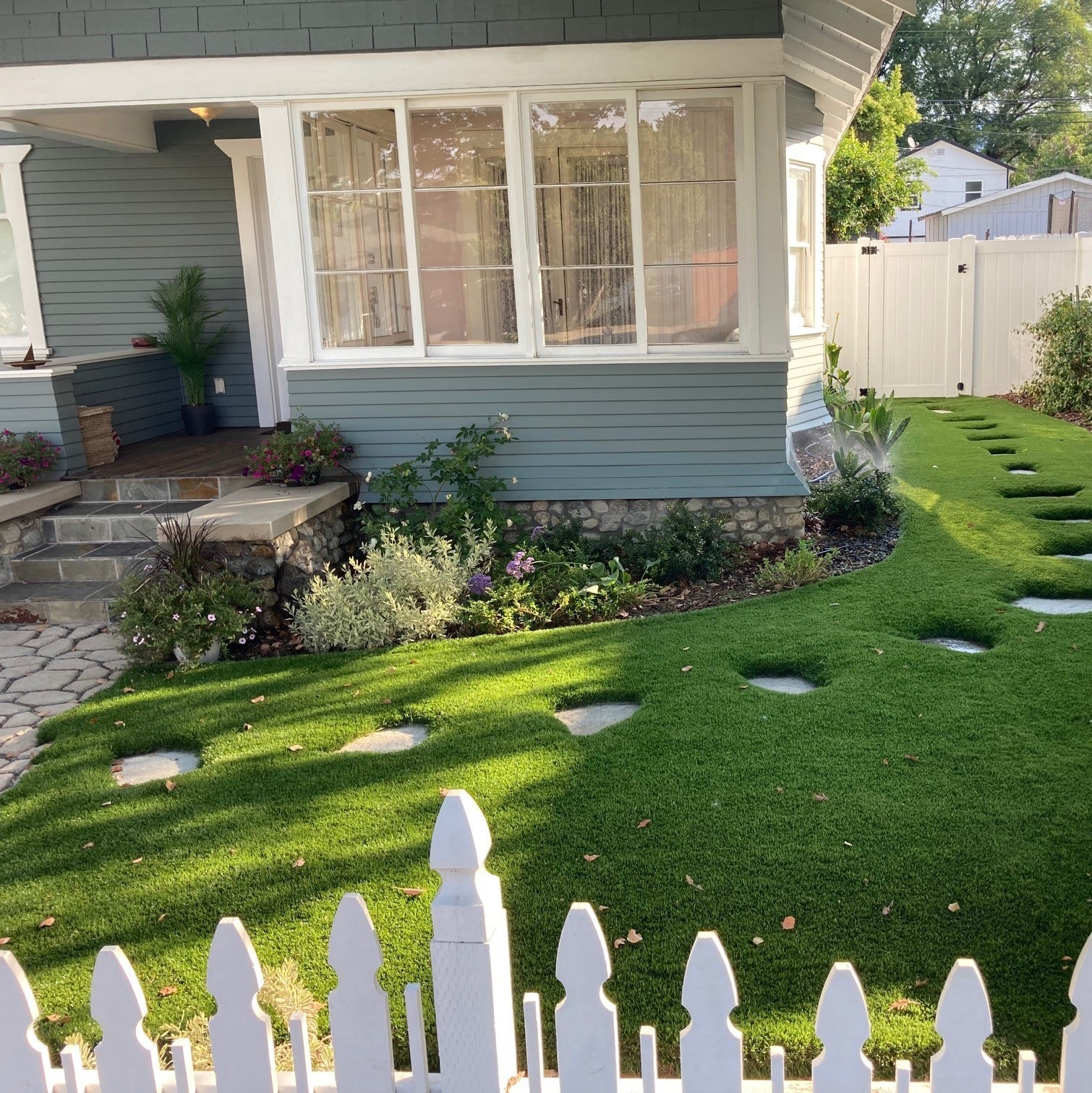 Maintenance-free lawn